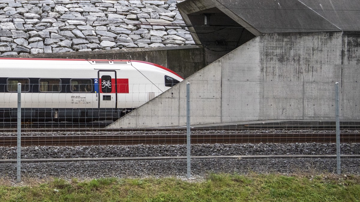 Der erste Personenzug faehrt nach dem Unterbruch durch die Ostroehre in Richtung Sueden in den Gotthard-Basistunnel am Freitag, 29. September 2023 in Erstfeld. Bei der Entgleisung eines Gueterzuges am ...