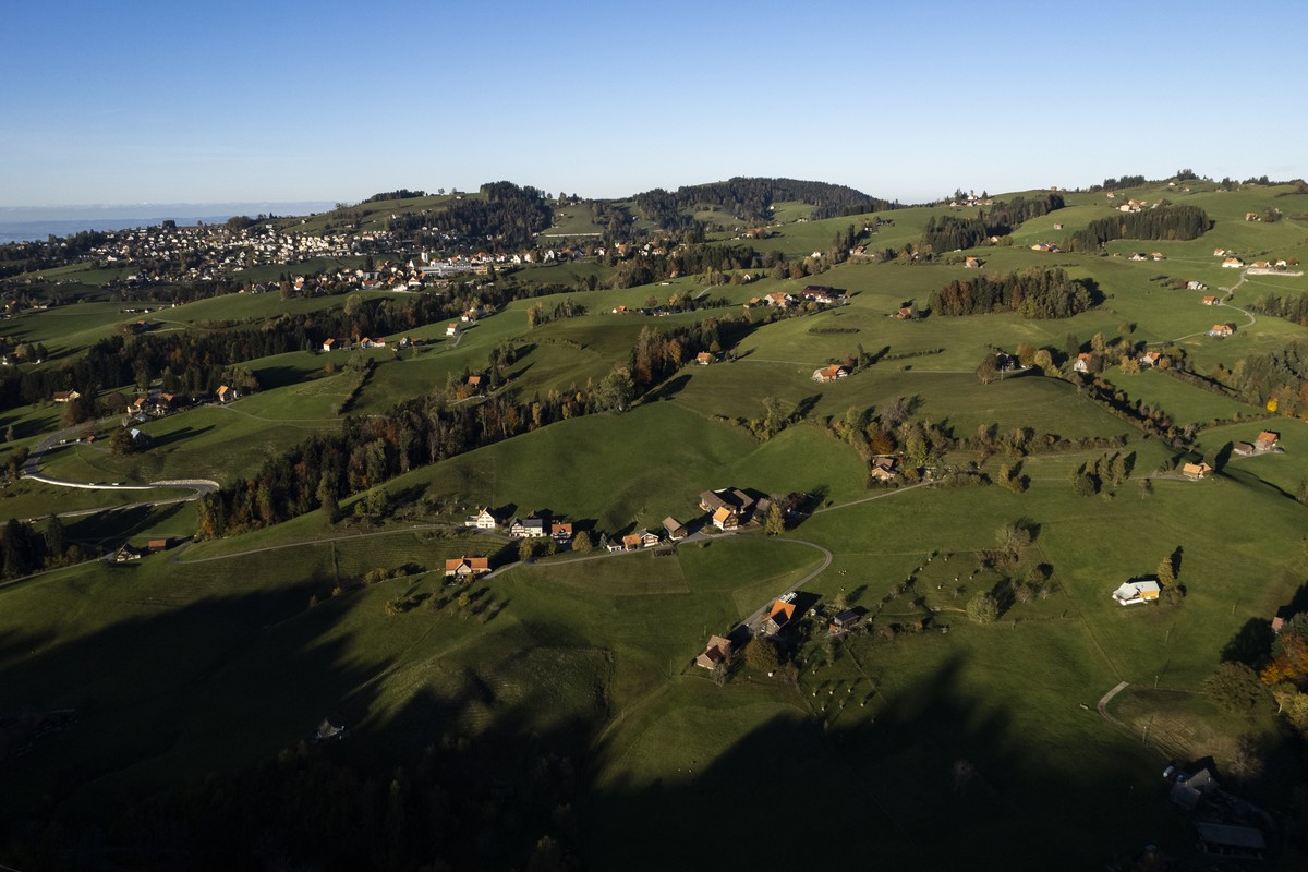 Blick auf Wald im Vordergrund und Rehetobel im Hintergrund, aufgenommen am Mittwoch, 8. November 2023, in Wald, Appenzell Auserrhoden. Im Kanton Appenzell Ausserrhoden wird Ende November ueber eine Gr ...