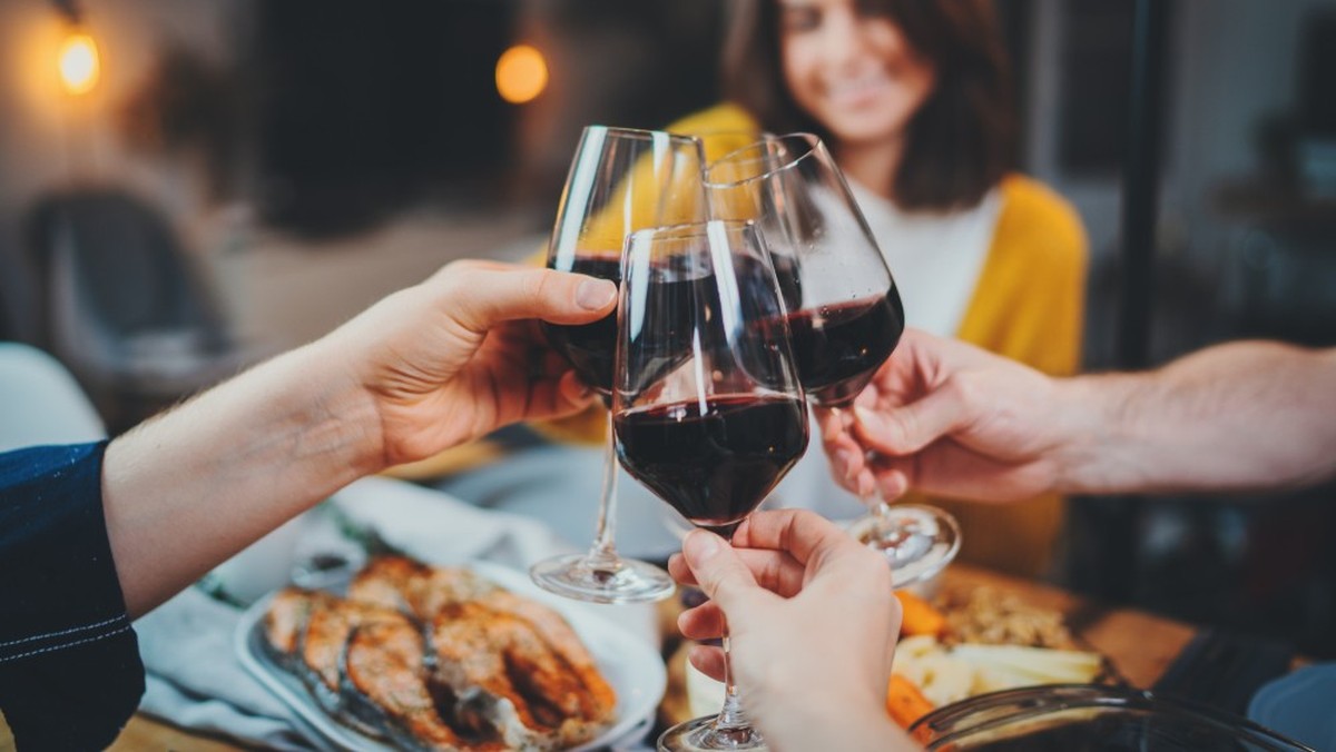 Wein und schön anstossen
