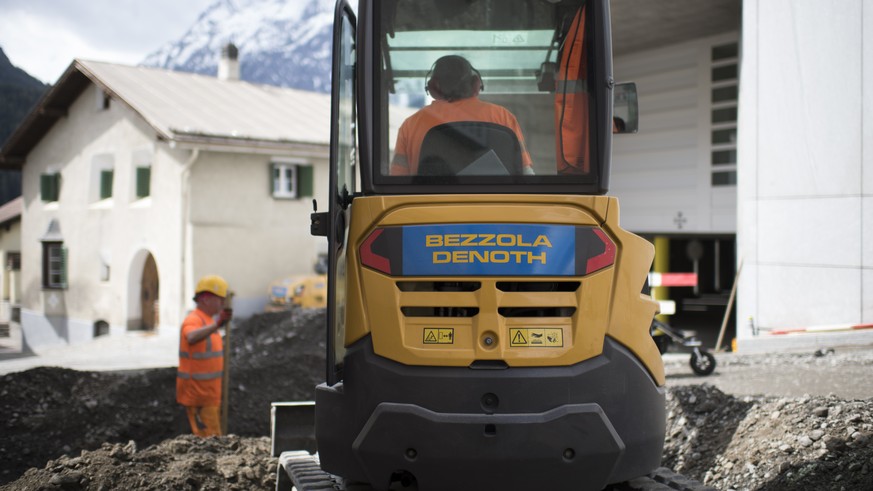 Blick auf eine Baustelle der Firman Bezzola Denoth und Foffa Conrad, am Donnerstag, 26. April 2018, in Scuol. Wie die Wettbewerbskommission WEKO mitteilt, buesst sie sieben Bauunternehmen im Unterenga ...