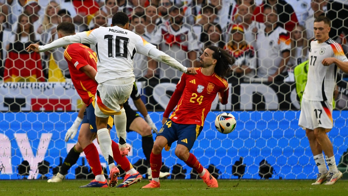 05.07.2024, xsltx, Fussball EM 2024 1/4 Finale, Deutschland - Spanien emspor, v.l. Jamal Musiala Deutschland, Marc Cucurella Spanien Handspiel wird nicht geprueft DFL/DFB REGULATIONS PROHIBIT ANY USE  ...