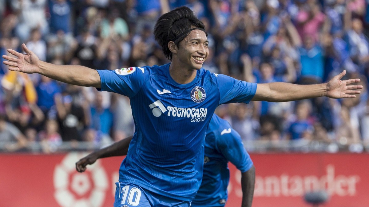 epa06208591 Getafe's Japanese midfielder Gaku Shibasaki celebrates after scoring the opening goal against FC Barcelona during the Spanish Liga Primera Division soccer match played at Coliseum Alf ...
