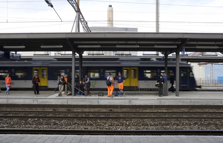 THEMENBILD --- Pendler warten am 12. Oktober 2006 beim Bahnhof in Muttenz auf den Zug. Die randalierenden Matchbesucher des Zuercher Fussballclubs GC am Sonntag, 27. April 2014 in Basel sind kein Einz ...