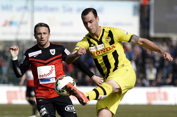 Steve Von Bergen, rechts, von YB, im Duell mit Daniel Gygax, links, von Aarau, beim Fussball Super League Meisterschaftsspiel zwischen dem FC Aarau und dem BSC Young Boys, am Sonntag, 15. Maerz 2015,  ...