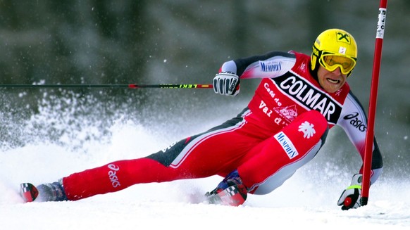Hermann Maier from Austria speeds down to the course to take first place in the men's Ski World Cup giant slalom race in Val d'Isere, France, Sunday Dec. 10, 2000. (KEYSTONE/AP Photo/Alessandro Trovat ...
