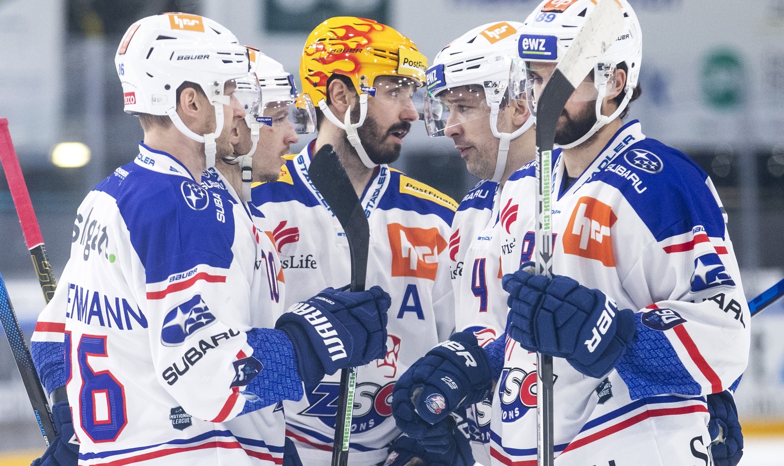 Jubel bei den Spielern der ZSC Lions im Eishockey Spiel der National League zwischen dem EV Zug und den ZSC Lions am Dienstag, 26. Januar 2021, in der Bossard Arena in Zug. (KEYSTONE/Alexandra Wey)