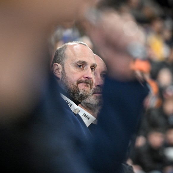 epa10380619 Davos&#039; head coach Christian Wohlwend reacts during the match between Czech Republic&#039;s HC Sparta Praha and Switzerland&#039;s HC Davos at the 94th Spengler Cup ice hockey tourname ...