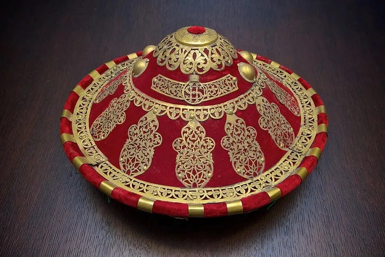 Mit rotem Samt bezogen und mit gestanzten Messingbeschlägen verziert: Der äthiopische Prunkschild von rund 45 cm Durchmesser zeigt zweimal das mit Kaiserkrone überhöhte Monogramm «HS».