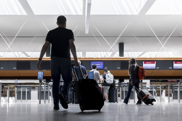 Reisende am Flughafen Zuerich am Mittwoch, 23. Juli 2025, in Kloten. (KEYSTONE/Christian Merz)