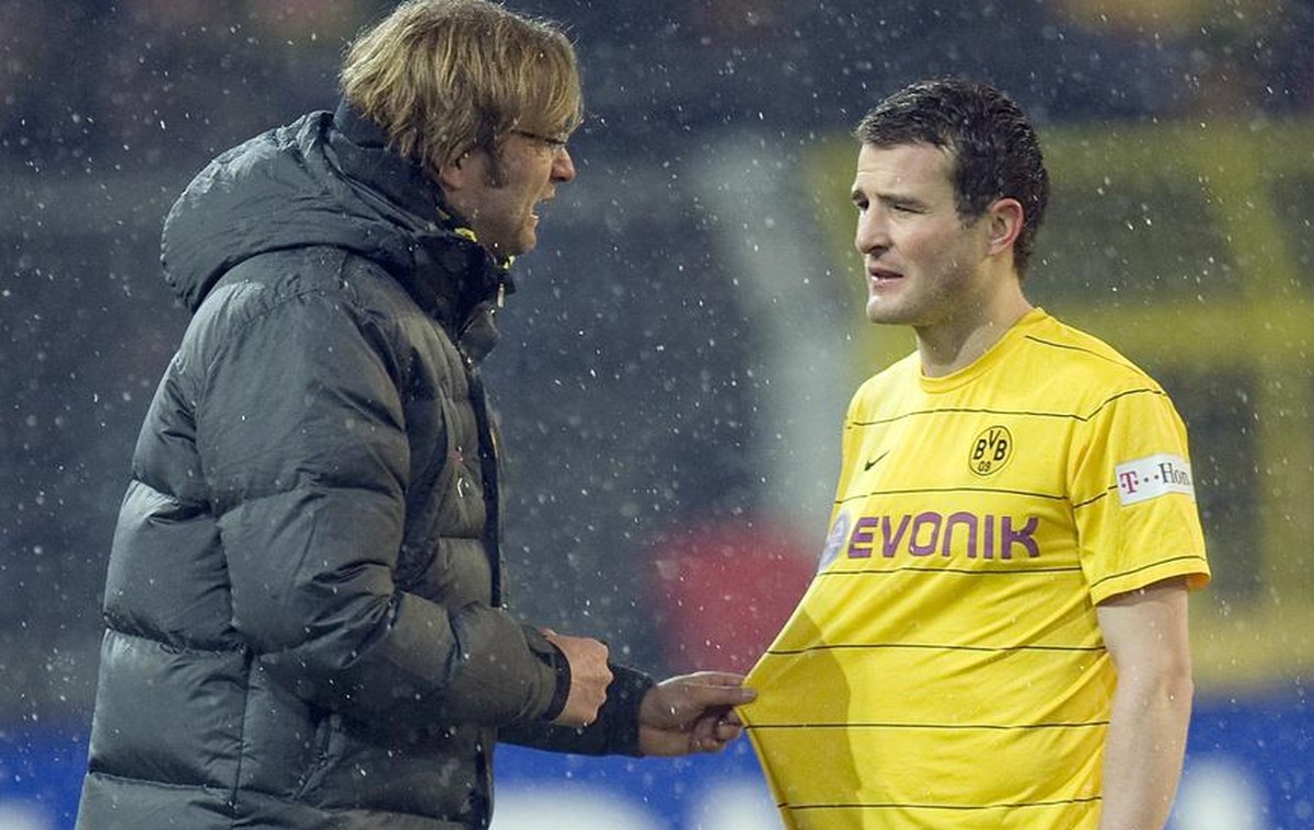 Dortmund's head coach Juergen Klopp, left, talks to his forward Alexander Frei after the German first division Bundesliga soccer match between Borussia Dortmund and Energie Cottbus in Dortmund, G ...