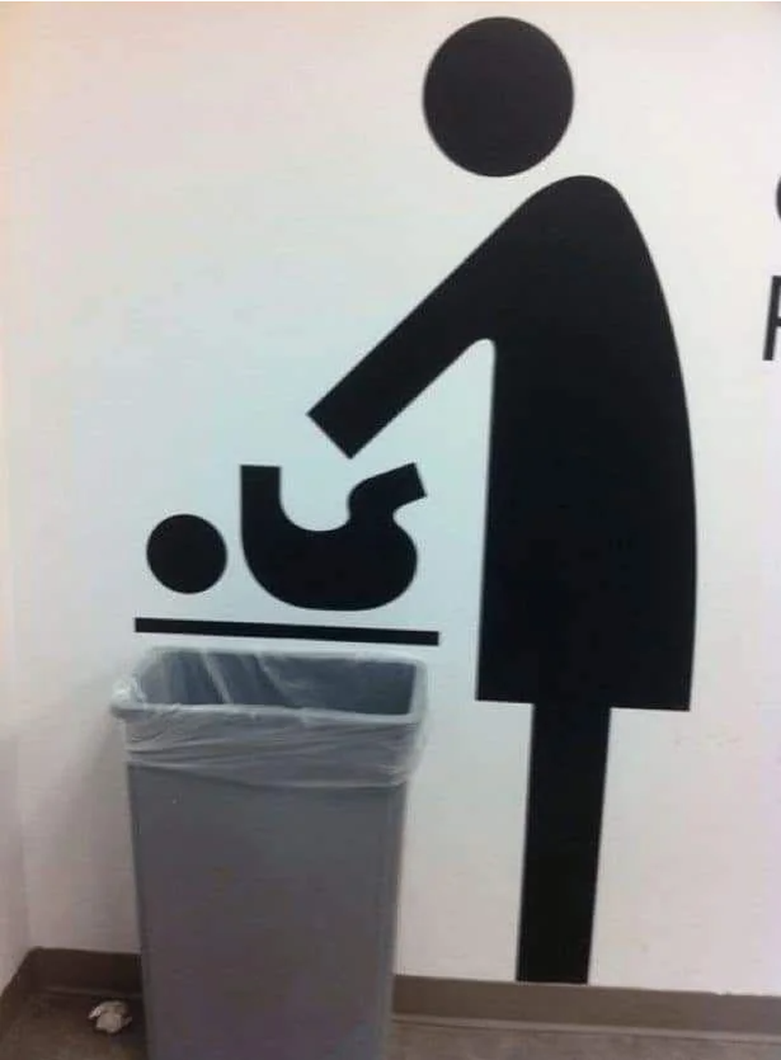 Lustige fails: Kinder Wickeltisch über Kübel