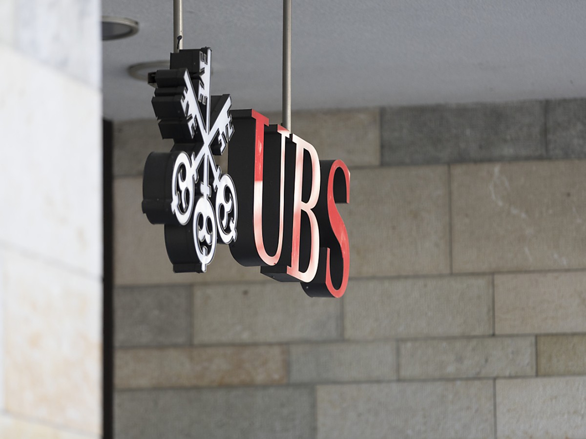 Die Grossbank UBS verkleinert ihr Filialnetz deutlich. (Archivbild)
