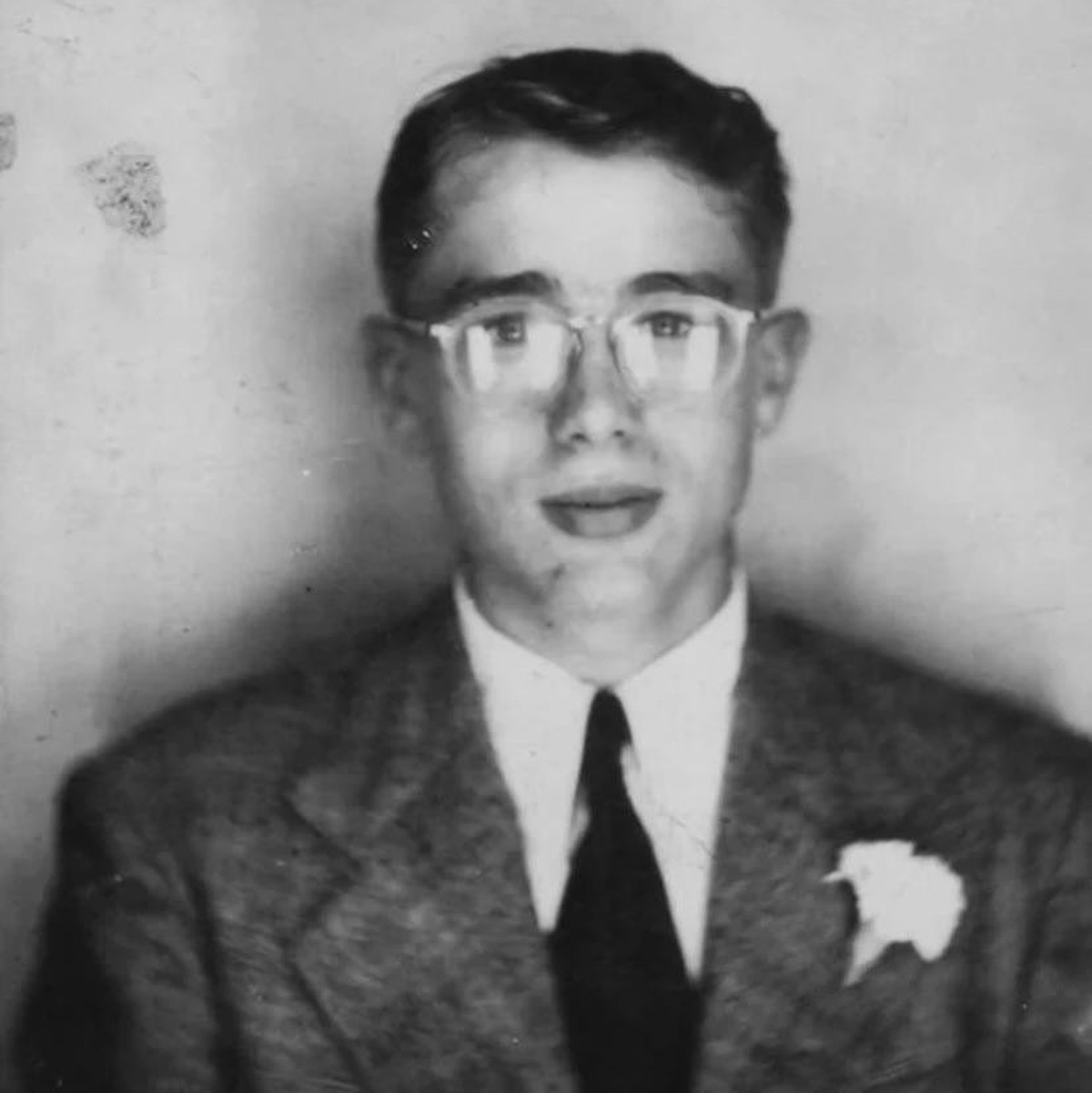 James Dean 1949 in Indianapolis, Indiana.

At the time, 18-year-old James Dean was a senior attending Fairmount High School in Fairmount, Indiana. He had dressed up in a suit, tie, and boutonnière on  ...