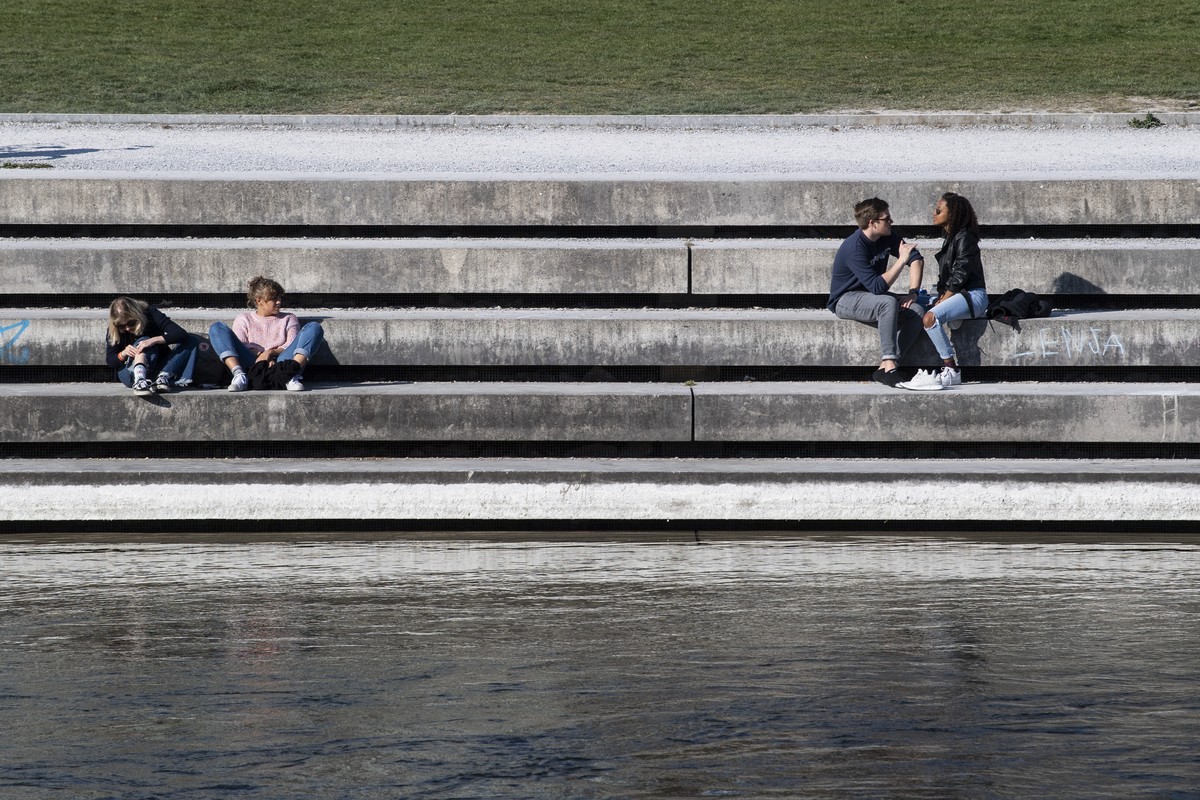 Menschen verweilen an der Limmat auf dem Wipkingerpark, aufgenommen am Samstag, 4. April 2020 in Zuerich. KEYSTONE/Ennio Leanza)