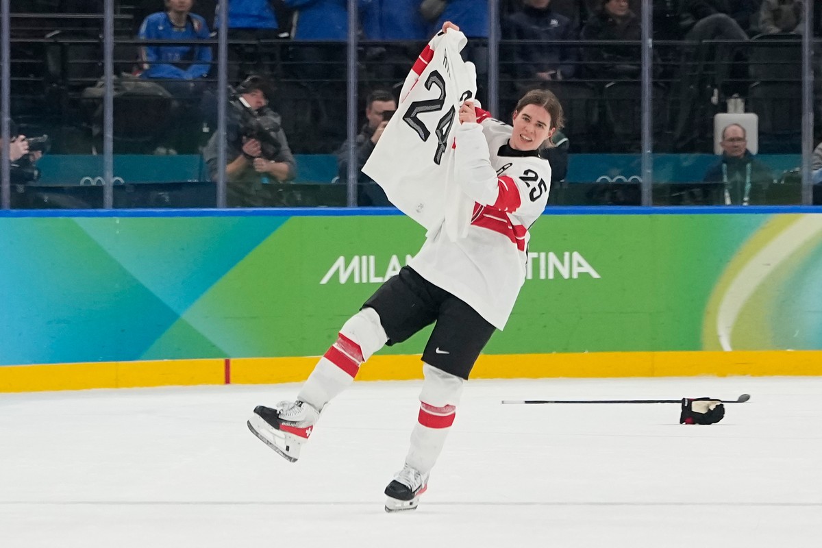 Switzerland's Alina Muller (25) celebrates after a women's ice hockey bronze medal game between Switzerland and Sweden at the 2026 Winter Olympics, in Milan, Italy, Thursday, Feb. 19, 2026.  ...