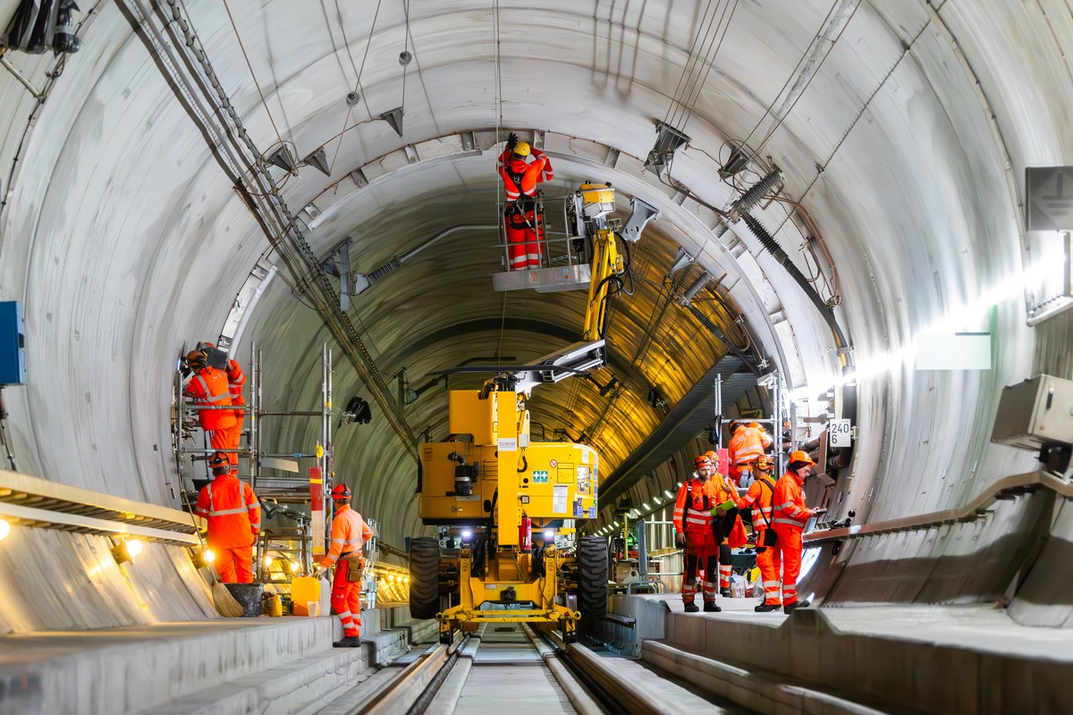 Sanierungsarbeiten im Gotthard-Basistunnel, aufgenommen am Freitag, 24. Mai 2024, bei Faido. Bei der Entgleisung eines Gueterzuges am 10. August 2023, wurde die Gleisanlage sowie ein Spurwechseltor im ...