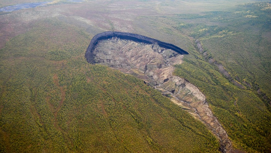 Junger Krater: Nach Abholzungen hatte sich in den 1960er-Jahren der Batagaika-Krater gebildet. Seither ist er durch das Schmelzen des Permaforstbodens auf knapp einen Kilometer Länge und 86 Meter Tiefe gewachsen und vergrössert sich rapide weiter.