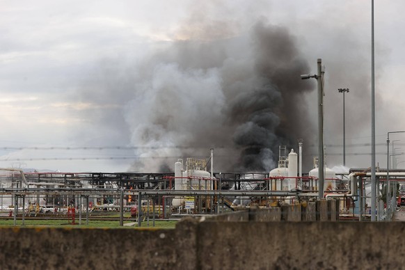December 9, 2024, Calenzano Firenze, Italy: La colonna di fumo causata dall esplosione avvenuta in un deposito di carburanti a Calenzano Firenze, 9 dicembre 2024. La colonna di fumo e visibile anche d ...