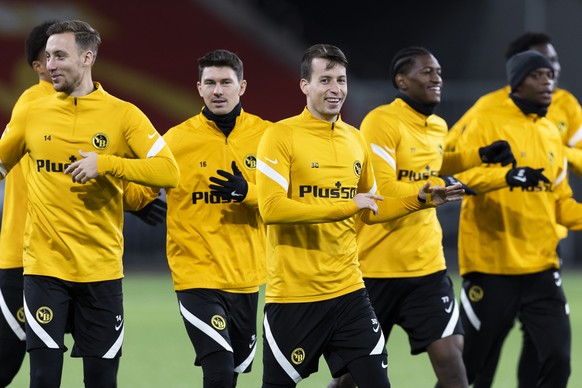 YBs Sandro Lauper, Mitte, und seine Teamkollegen beim Trainingsstart, am Montag 3. Januar 2022 im Stadion Wankdorf in Bern. (KEYSTONE/Peter Klaunzer)