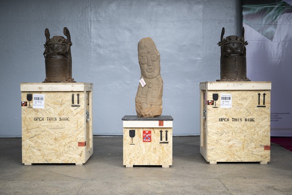 epaselect epa13073013 Commemorative heads of Oba Osemwende, returned by the Ethnographic Museum of the University of Zurich and Museum Rietberg, are on display during the restitution ceremony followin ...