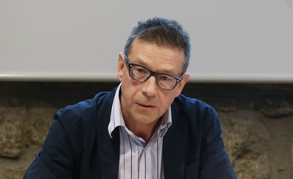 Die Berner Gemeinderaetin Franziska Teuscher, rechts, und Matthias Egger, Direktor des Instituts fuer Sozial- Praeventivmedizin der Universitaet Bern, waehrend einer Medienkonferenz am Montag, 14. Mae ...