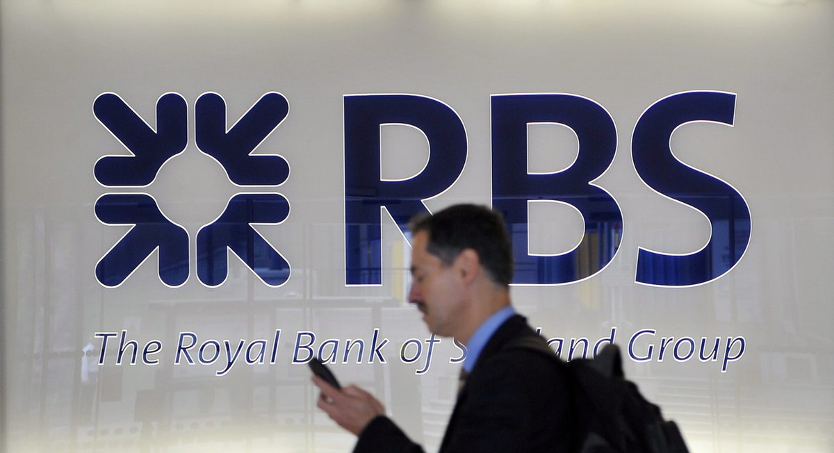 epa02275406 A RBS employee at a Royal Bank of Scotland (RBS) bank in London, Britain, 06 August, 2010. Britain's RBS on 06 August reported a pre-tax profit of 1.14 billion pounds (1.81 billion do ...