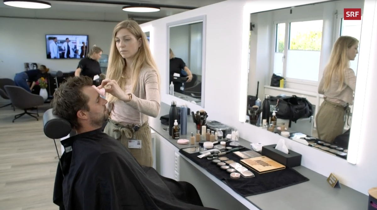 L'ex-skieur lors d'une séquence de maquillage à la télévision alémanique.