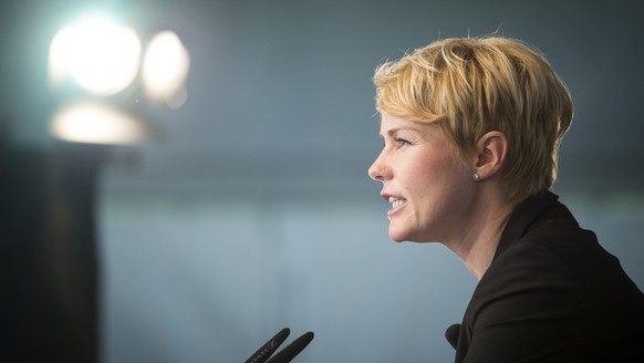 Nationalraetin Nathalie Rickli spricht an der Delegiertenversammlung und dem Wahlauftakt der SVP Schweiz, am Samstag, 22. August 2015, in St. Luzisteig, Maienfeld. (KEYSTONE/Gian Ehrenzeller)