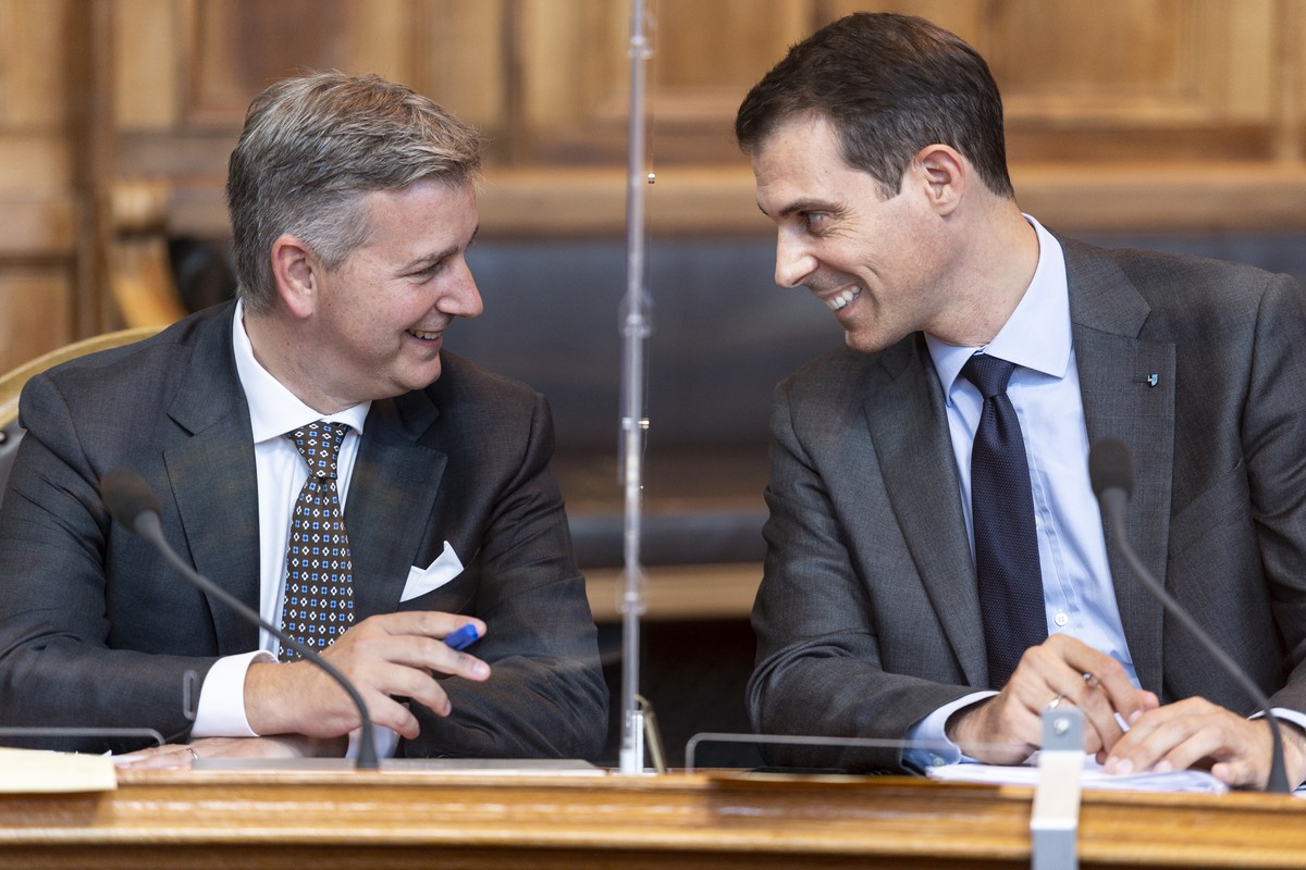 SVP Praesident Marco Chiesa, TI, links, diskutiert mit dem designierten FDP Praesident, Thierry Burkart, AG, an der Herbstsession der Eidgenoessischen Raete, am Montag, 13. September 2021 im Staendera ...