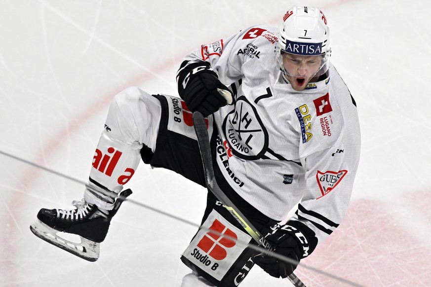 Luganos Daniel Carr jubelt nach seinem Tor zum 0-1 beim Eishockey-Qualifikationsspiel der National League zwischen den ZSC Lions und dem HC Lugano in der Swiss Life Arena in Zuerich am Samstag, 21. Ja ...