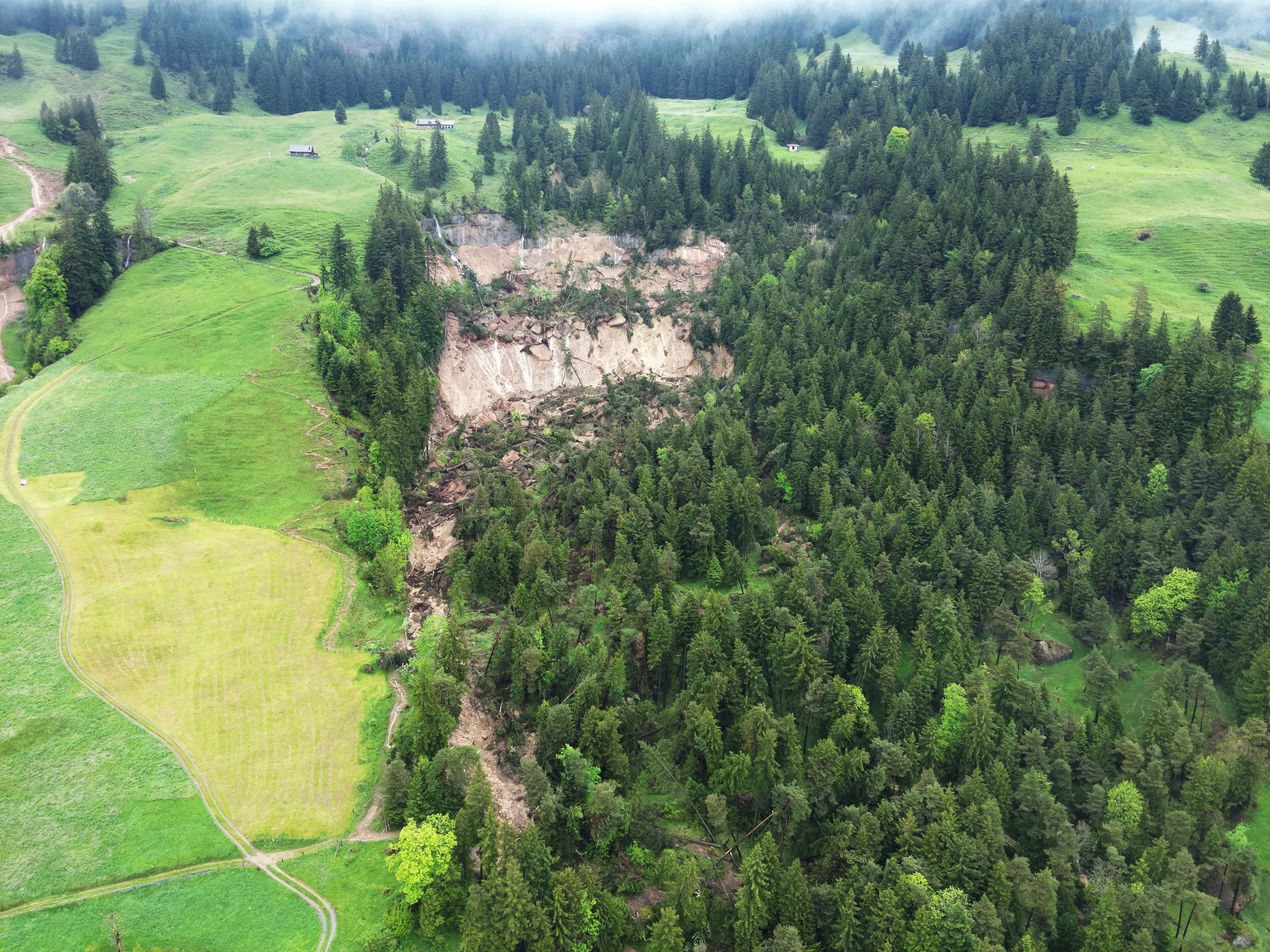 HANDOUT - Nach einem grossen Erdrutsch am Samstag, 1. Juni 2024, hat sich die Lage in Vitznau LU wieder beruhigt. Die Lage wird weiterhin ueberwacht. Die Gemeinde hat zudem die Wanderwege rund um das  ...