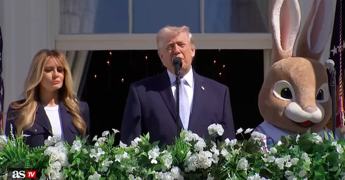 Donald Trump hält Rede mit speziellem Gast zu Ostern