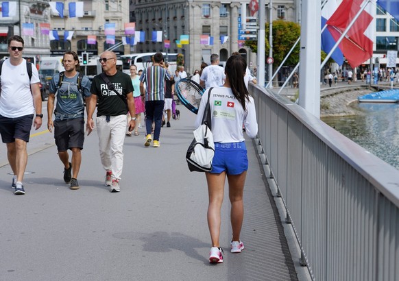 Foto Manuel Geisser 17.08 .2022 Tourismus,Tourismusbranche. Bild : Touristen Stadt Luzern. Rechts Tennisspielerin aus Brasilien *** Photo Manuel Geisser 17 08 2022 tourism,tourism industry image touri ...