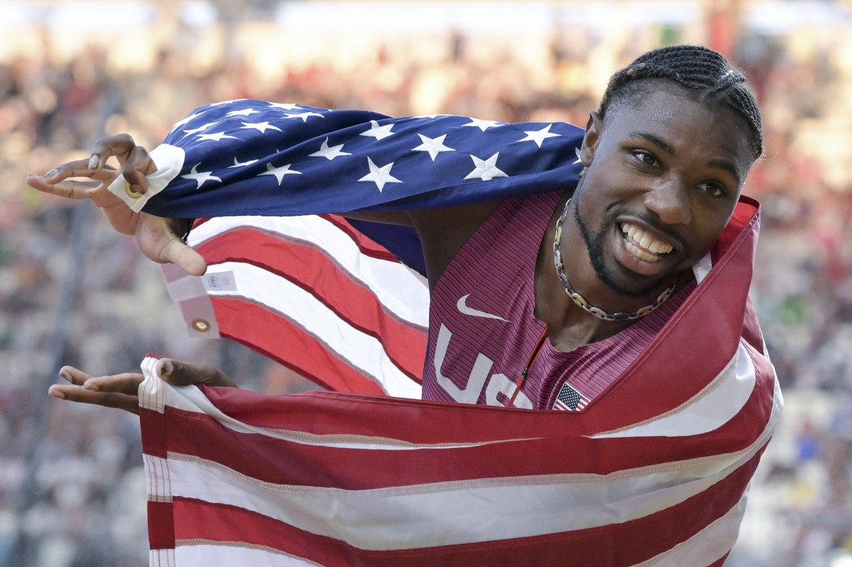 epa10810934 Gold medal winning Noah Lyles of the US celebrates with the national flag after the final of men's 100m run of the World Athletic Championships in the National Athletics Centre in Bud ...