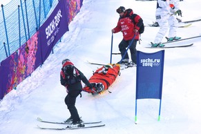 Heidi Kloser wird mit dem Schlitten abtransportiert.