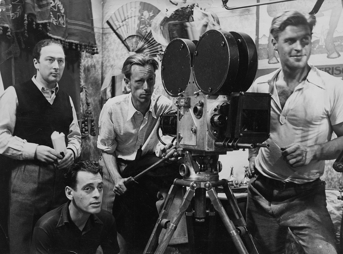 Leopold Lindtberg (sitzend) bei den Dreharbeiten zu «Füsilier Wipf», um 1938.
https://www.cinematheque.ch/de