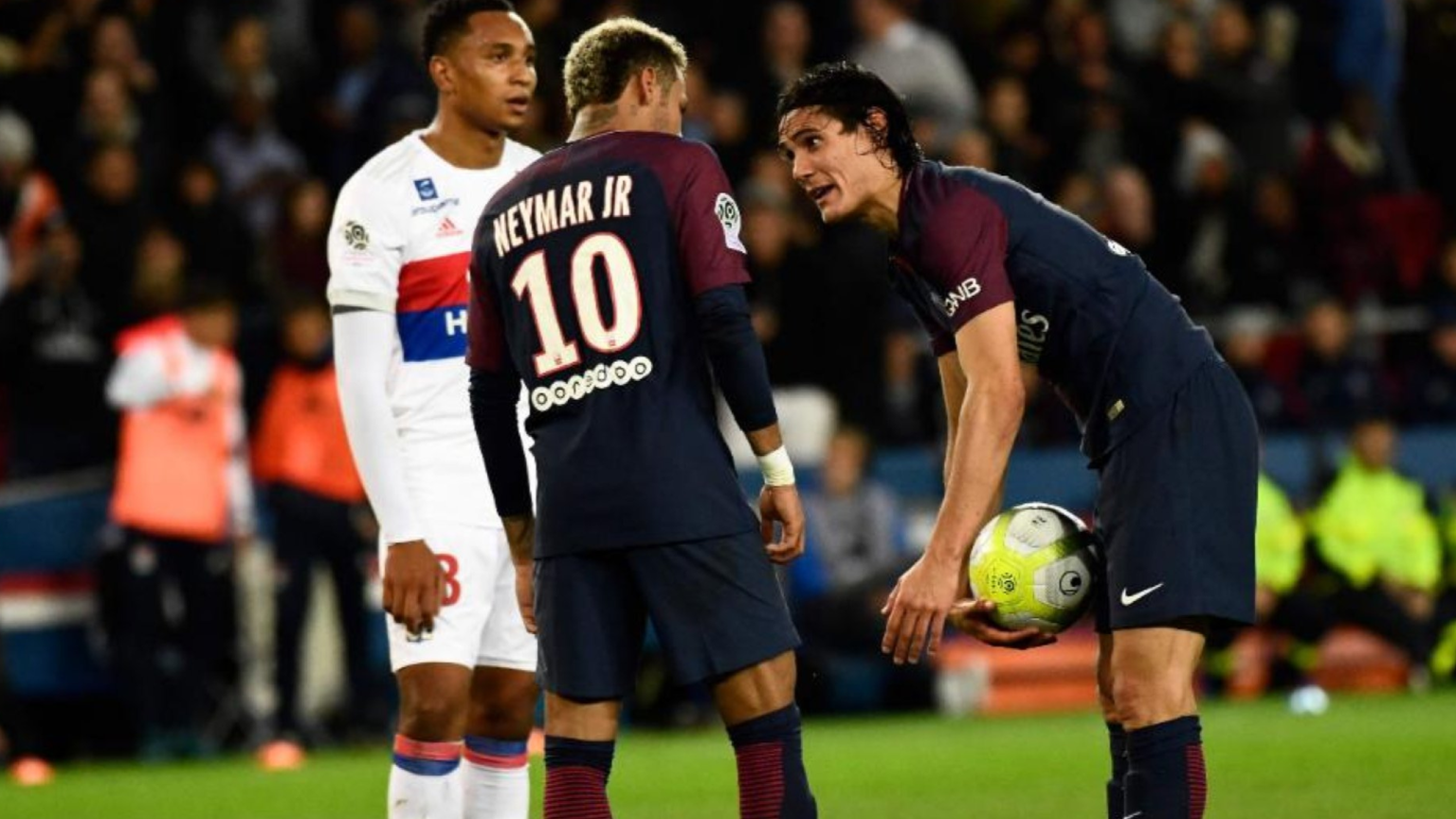 Neymar will gegen Lyon den Penalty schiessen, Cavani lässt ihn nicht.