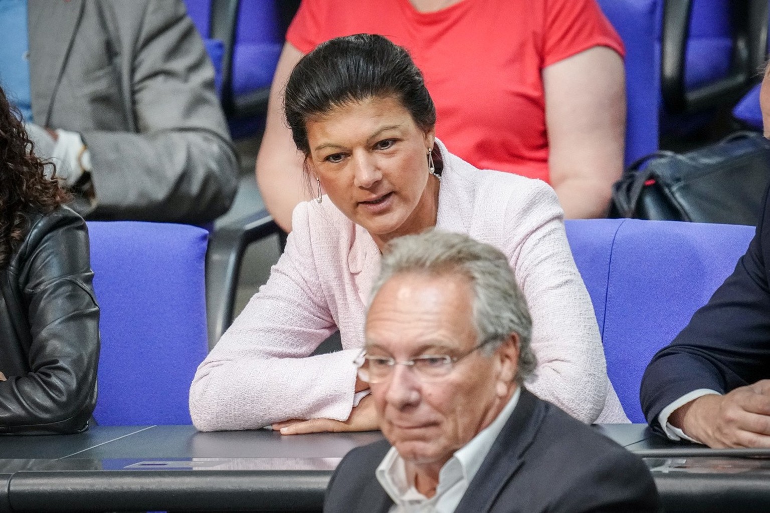 15.06.2023, Berlin: Sahra Wagenknecht (Die Linke, hinten) und Klaus Ernst (Die Linke) nehmen an der Sitzung des Bundestags mit der ersten Lesung zur �nderung des Geb�udeenergiegesetzes teil. Foto: Kay ...