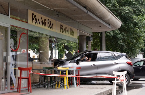 Ein Auto steht nach einem Unfall in der Fensterfront einer Panini-Bar in Biel, am Mittwoch, 9. Juli 2025. Am Nachmittag ist in in der Bieler Innenstat eine Autolenkerin in die Fensterfront einer Panin ...