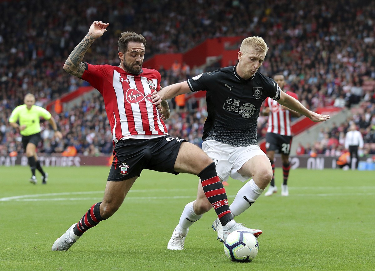 Southampton's Danny Ings, left, and Burnley's Ben Mee battle for the ball during the Premier League soccer match between Southampton and Burnley at St Mary's, Southampton, England.Sunda ...