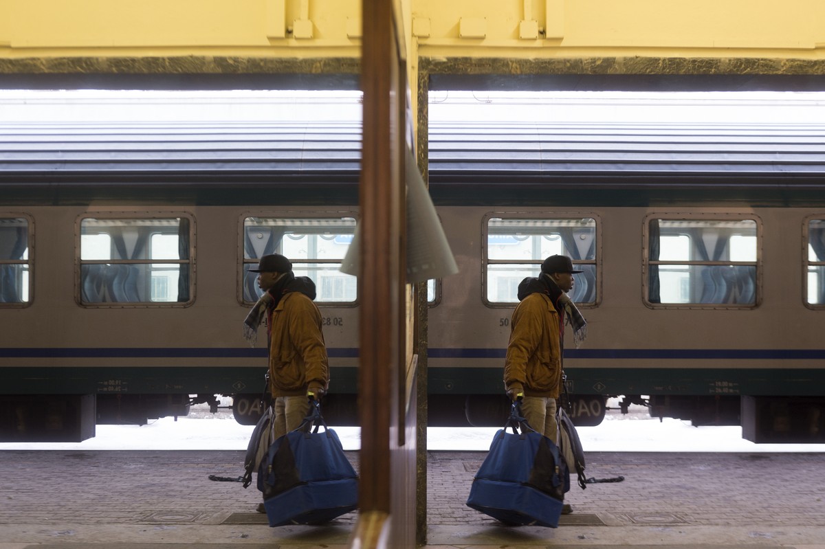 ZUR FLUECHTLINGSREPORTAGE «GEFAEHRLICHE REISE» VON PABLO GIANINAZZI INKLUSIVE SDA-TEXT, STELLEN WIR IHNEN FOLGENDES BILDMATERIAL ZUR VERFUEGUNG - Mohamed Bambore from Burkina Faso is about to embark a ...