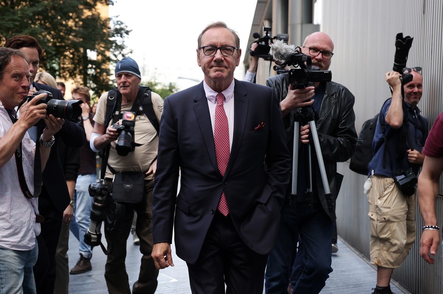 epaselect epa10769375 US actor Kevin Spacey departs Southwark Crown Court in London, Britain, 26 July 2023. Double Academy Award-winning actor Kevin Spacey is on trial in London accused of sexual offe ...