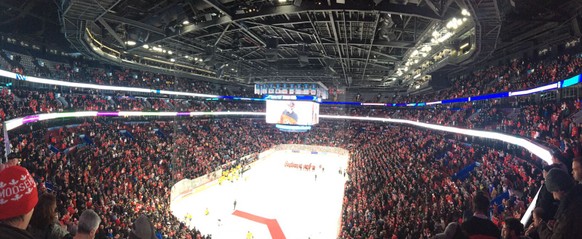 Wo ist die Hockeynation Kanada? Leere Ränge beim Junioren-WM-Halbfinal
Die Fotos sind jedoch auch teils vor dem Spiel aufgenommen worden. So sah es nähmlich während dem Spiel aus, also nicht ganz so s ...
