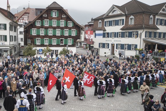 Die Aelpler in Nidwaldner Trachten ziehen aus der Kirche ueber den Dorfplatz von Stans, anlaesslich der traditionellen Aelplerchili von Stans am Sonntag, 21. Oktober 2018. (KEYSTONE/Urs Flueeler)