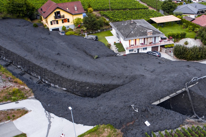 Une vue aerienne montre la riviere, la Losentse, qui est sortie de son lit et qui a provoque une coulee de boue ce mardi 7 aout 2018 dans le village de Chamoson en Valais. (KEYSTONE/Maxime Schmid)