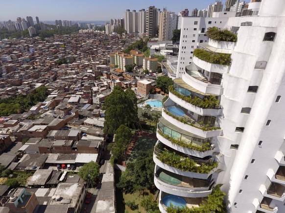 Eine Ikone sozialer Ungleichheit in São Paulo, Brasiliens größter Stadt: Das Paraisópolis Favela und die Luxusgebäude