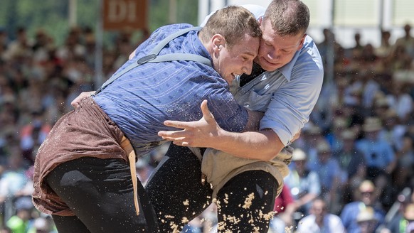 Pirmin Reichmuth, rechts, und Joel Wicki, links, im 4. Gang beim Luzerner Kantonalen Schwingfest vom Sonntag, 2. Juni 2019 in Willisau. (KEYSTONE/Urs Flueeler)