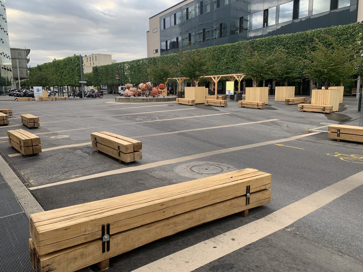 La place de la gare de Neuchâtel ne permet plus aux voitures de se garer et ça énerve les automobilistes comme une partie des commerçants. Certains craignent que le lieu devienne un point de deal.