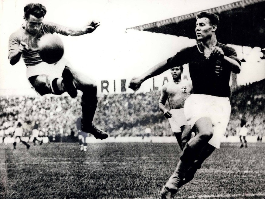 Jun. 19, 1938 - World Cup 1938: Italy v Hungary. Photo shows the moment when Italian player Alfredo Foni L executes a back-flip. PUBLICATIONxINxGERxSUIxAUTxONLY - ZUMAk09