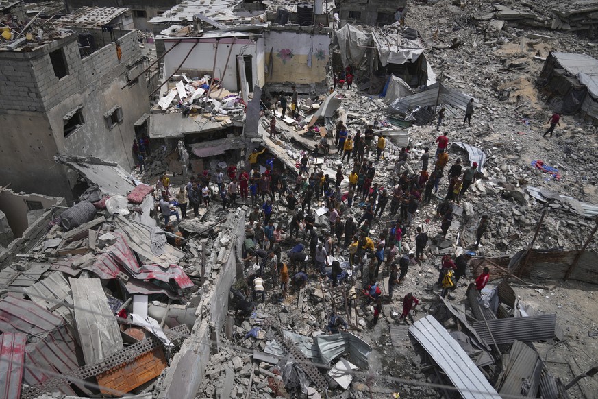 Palestinians search the rubble of a house targeted by an Israeli army strike that killed at least five people in Khan Younis, in the southern Gaza Strip, on Thursday, May 1, 2025. (AP Photo/Abdel Kare ...